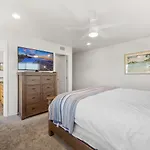 Pacific Beach Dreaming - Ac, Walk 2 Town, Garage & Beach